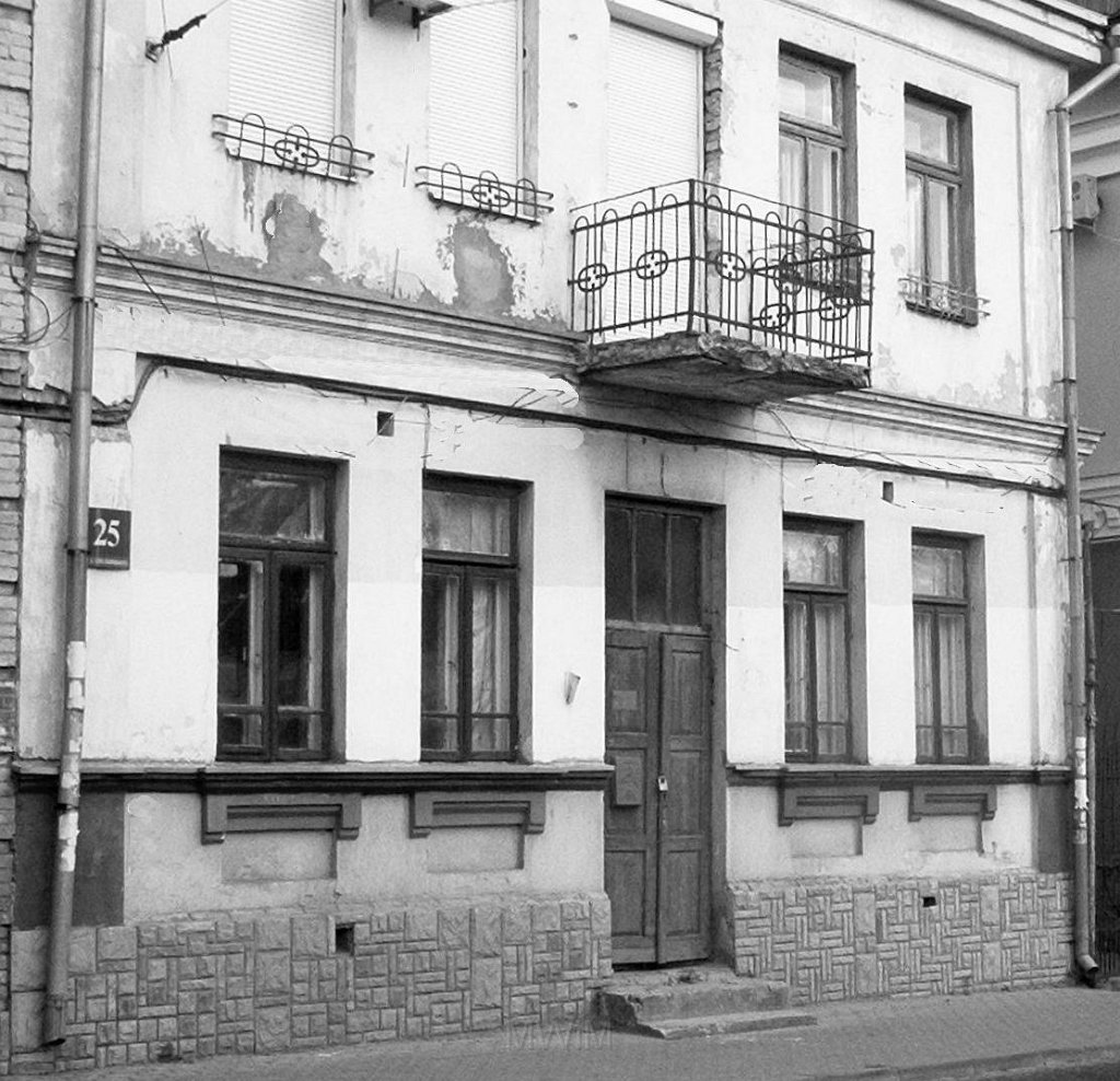 KKE 5984.jpg - Fot. Kamienica czynszowa, w której od 1904 r. mieszkała rodzina Paszkowskich, Łuck ulica Sienkiewicza 25. Fotografia zrobiona w latach 70/80-tych XX wieku.